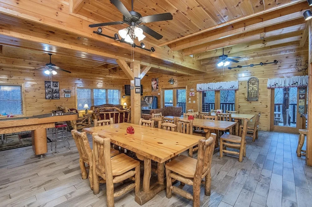 ERN854 - Wagon Wheel Lodge - Great Location! Close To All The Action! cabin