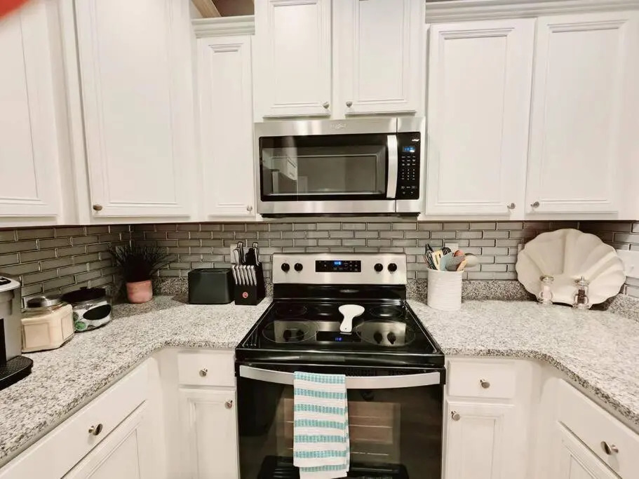 Luxurious 3br 2.5ba Townhome w/ community pool- sleeps 6