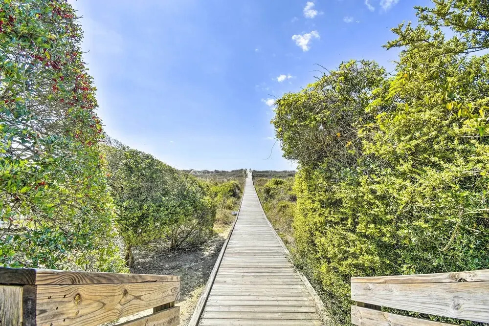 Freshly Remodeled Beach House, Steps to Shore