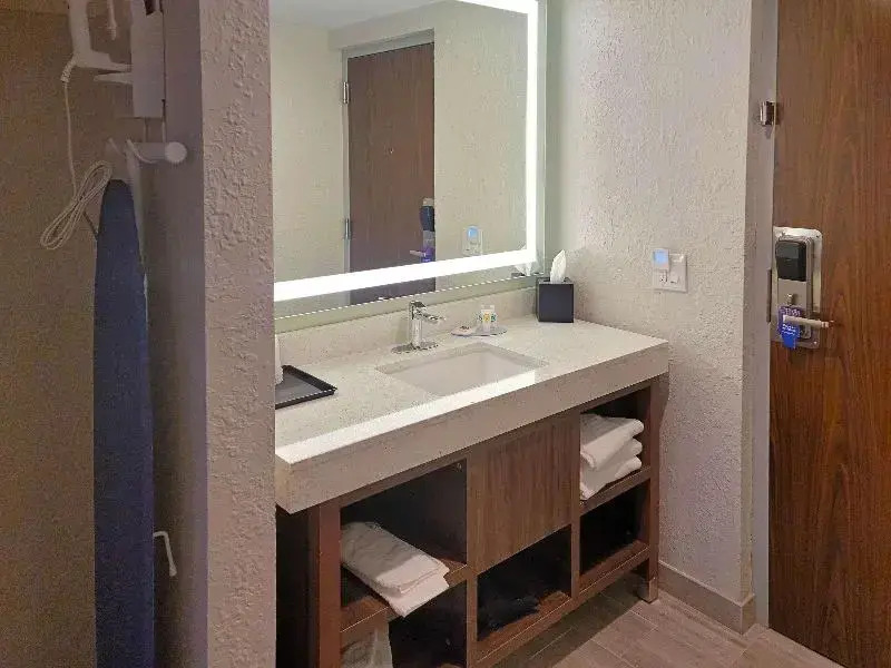 Econo Lodge Inn & Suites Outlet Village