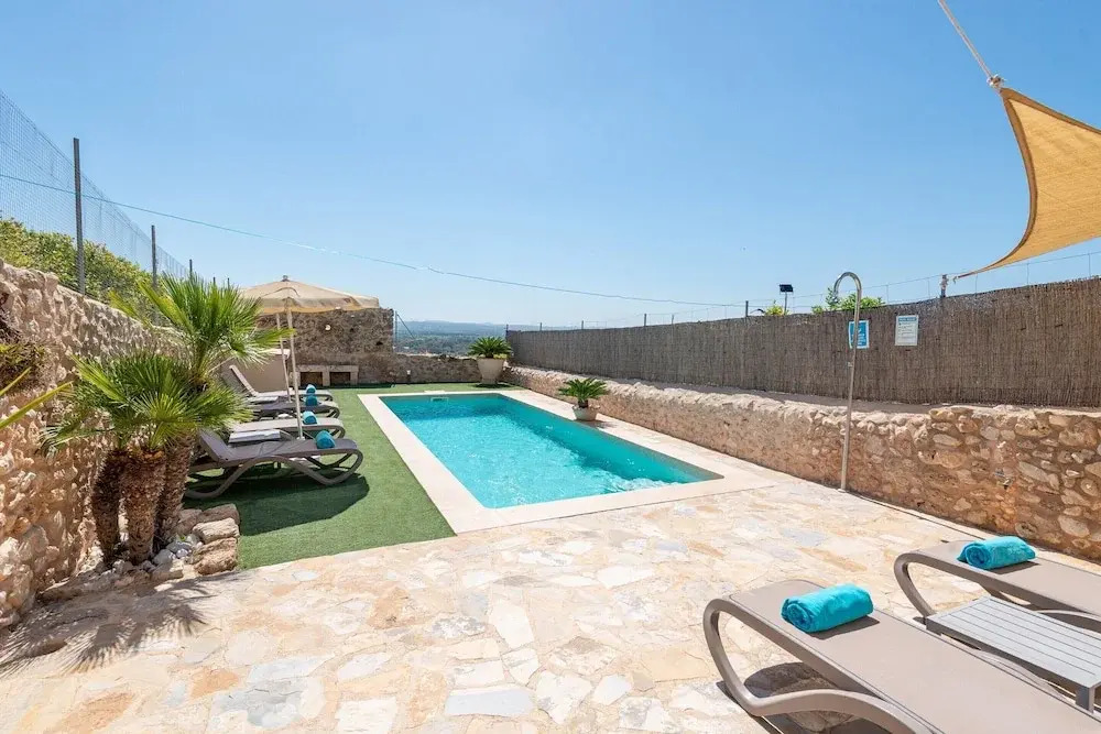 Villa in Buger With Pool & Mountain Views