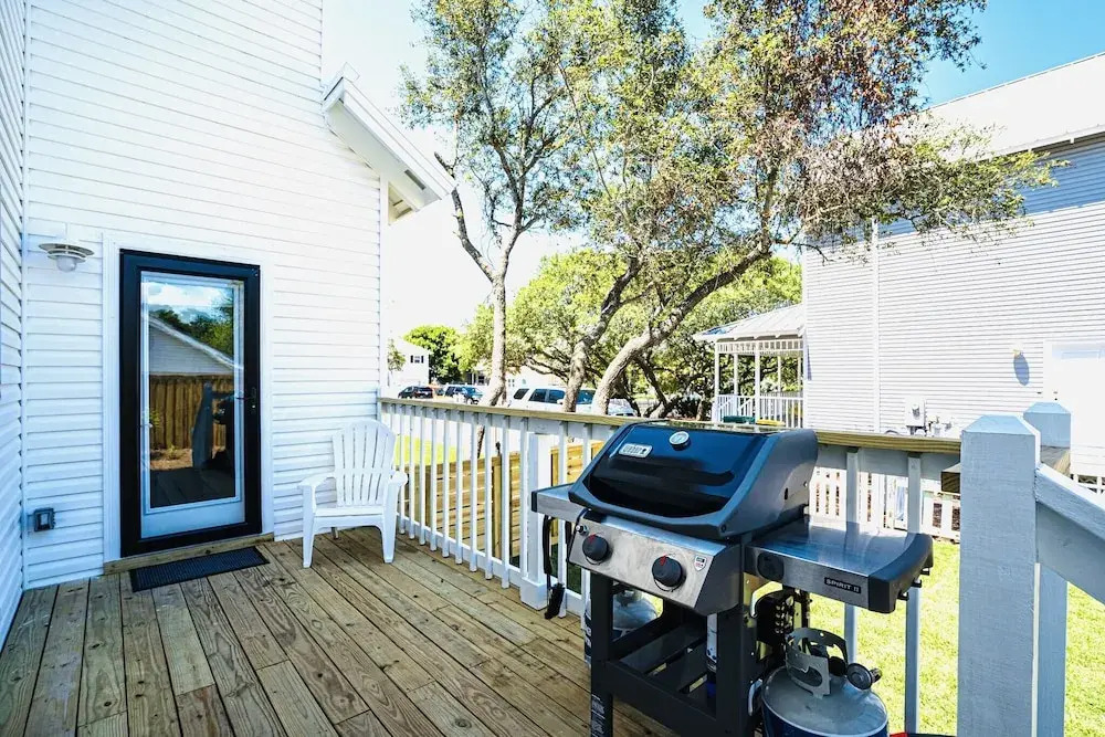 Magnolia Charms by Avantstay 2 Mins TO Beach Pet Friendly, BBQ & Balcony Views!