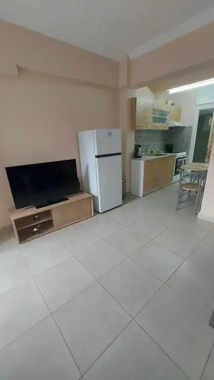2020 renovated, sunny apartment with yard/garden