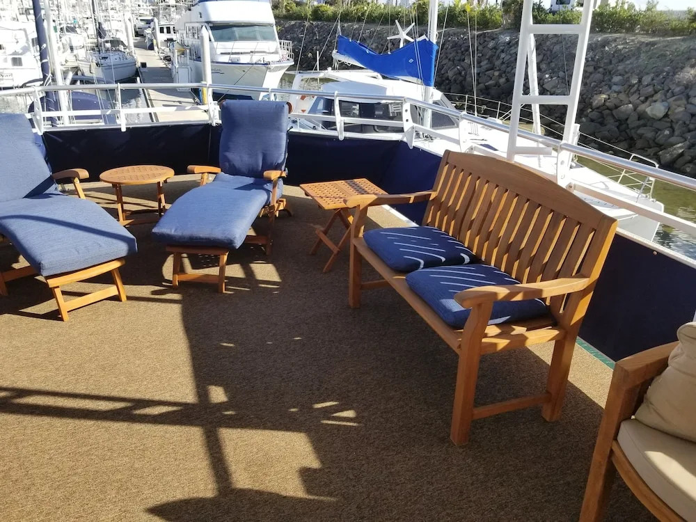 houseboat