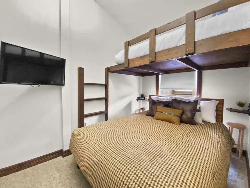 The Retreat 6 2 Bedroom Condo by RedAwning