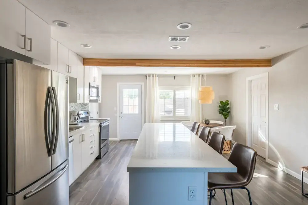 4BR Remodeled Classic near Old Town by WanderJaunt