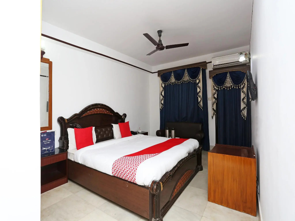 OYO Capital O 5879 Radha Damodar Residency
