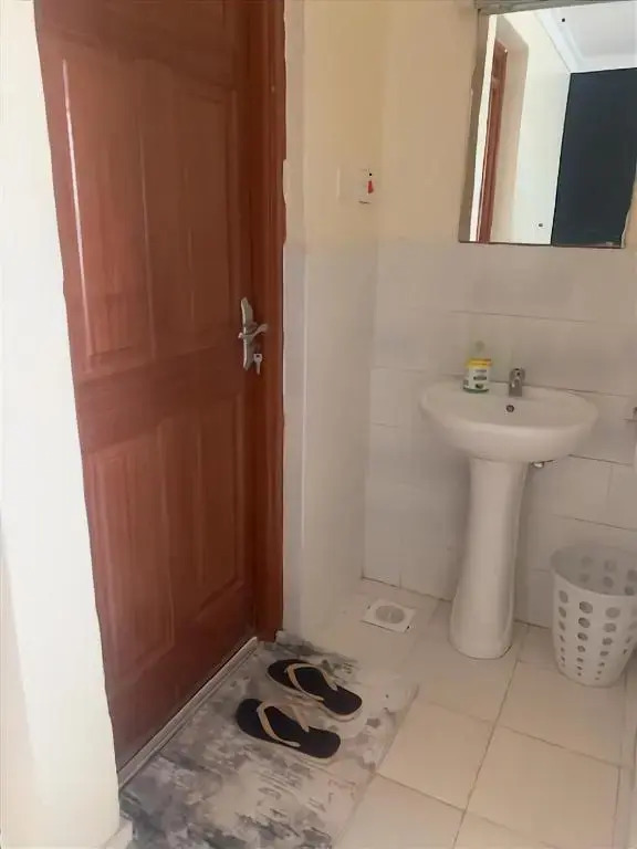 Peaceful and Lovely 1 bedroom with a city view.