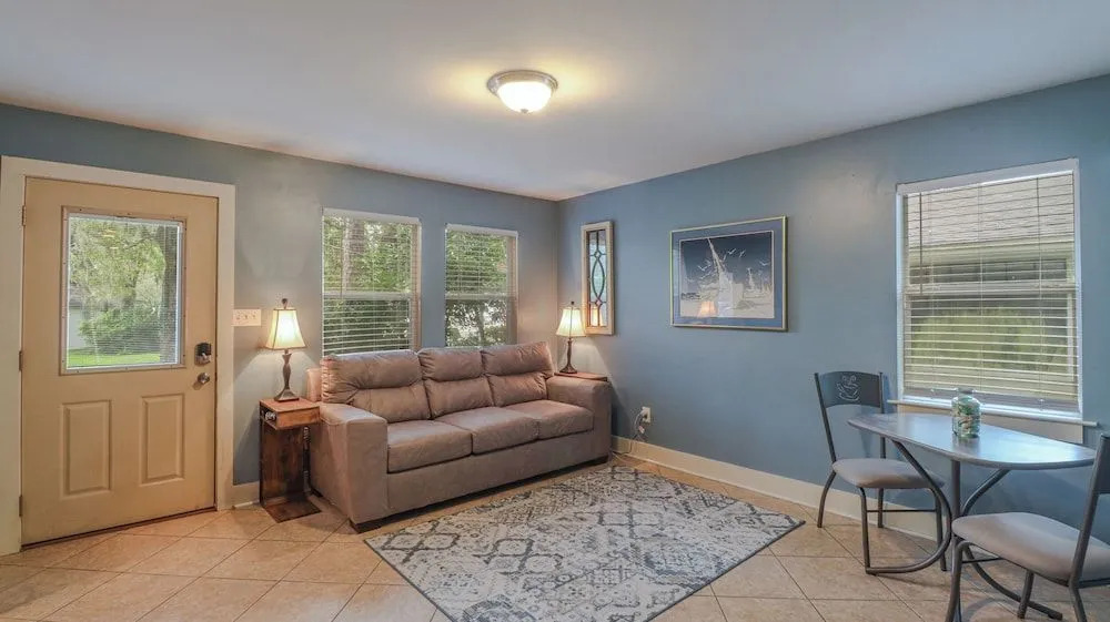 Delightful 2-bedroom, 1-bath Home Near Biloxi's Scenic Back Bay