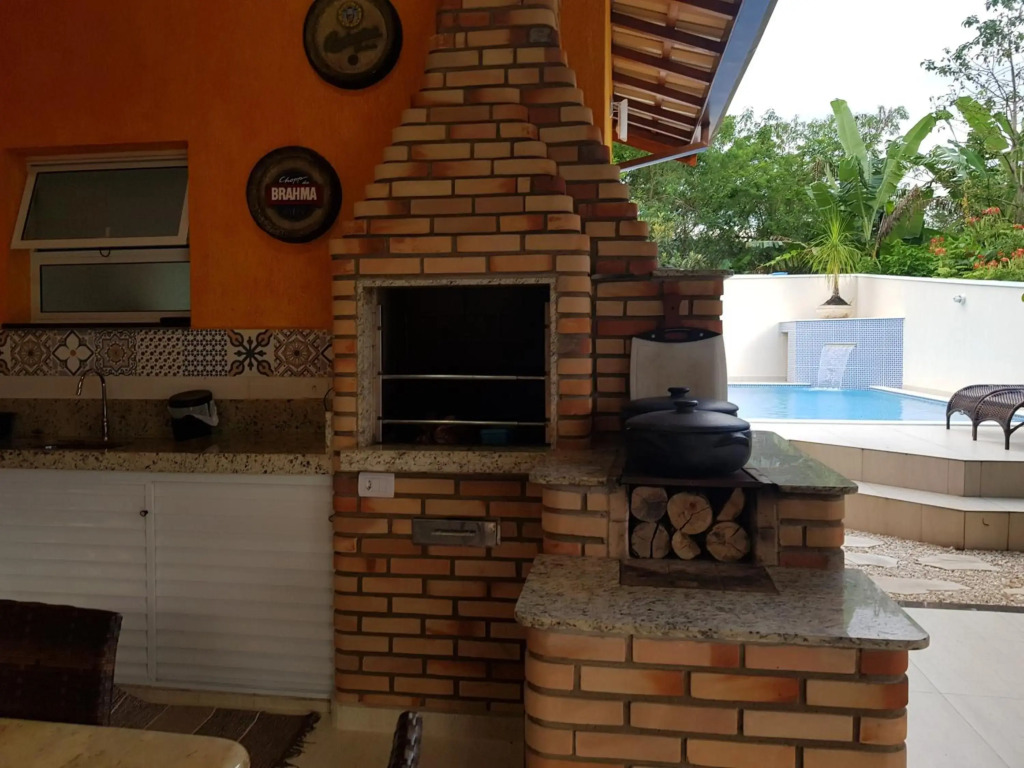 Bela Casa Terrea na Praia da Lagoinha Ubatuba com Piscina, Ar Condicionado, Churrasqueira e Forno a Lenha