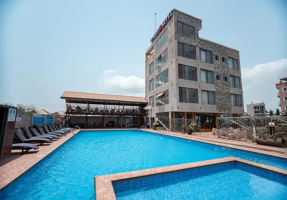 Plus 33 Hotel