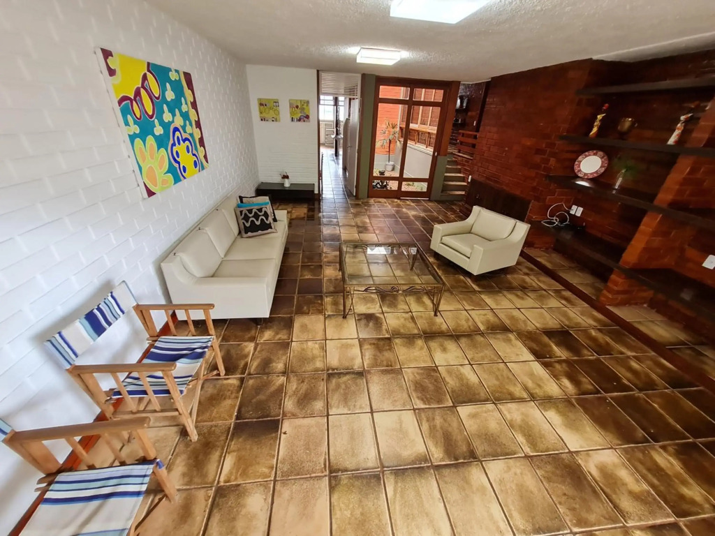 Casa Super Agradável, 250 metros da praia da Areia Preta, cinco quartos com ar, wifi, garagem, completa