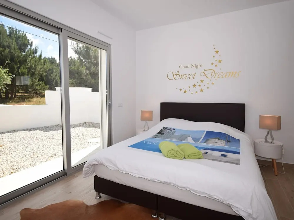 Villa in Foz do Arelho With Pool & Beach