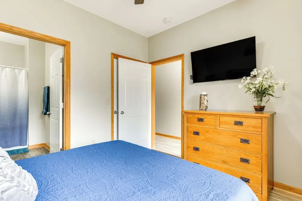 Lake Mills Retreat: 1 Mi to Beaches & Dining!