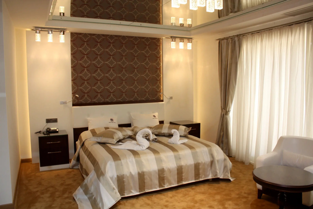 Deluxe Hotel