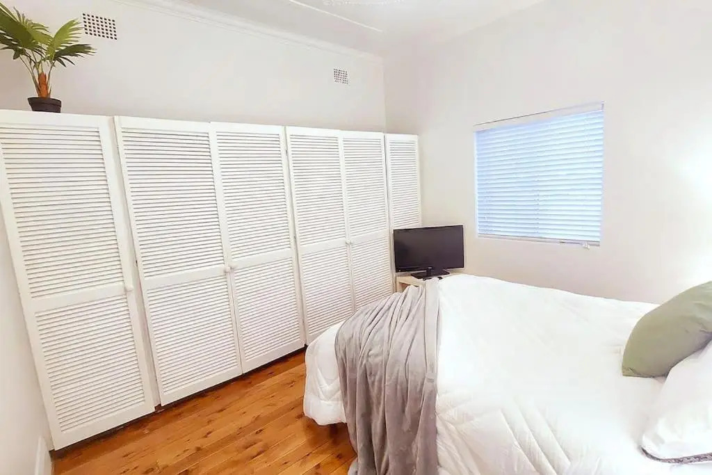 3br house, 5 min walk to beach with parking
