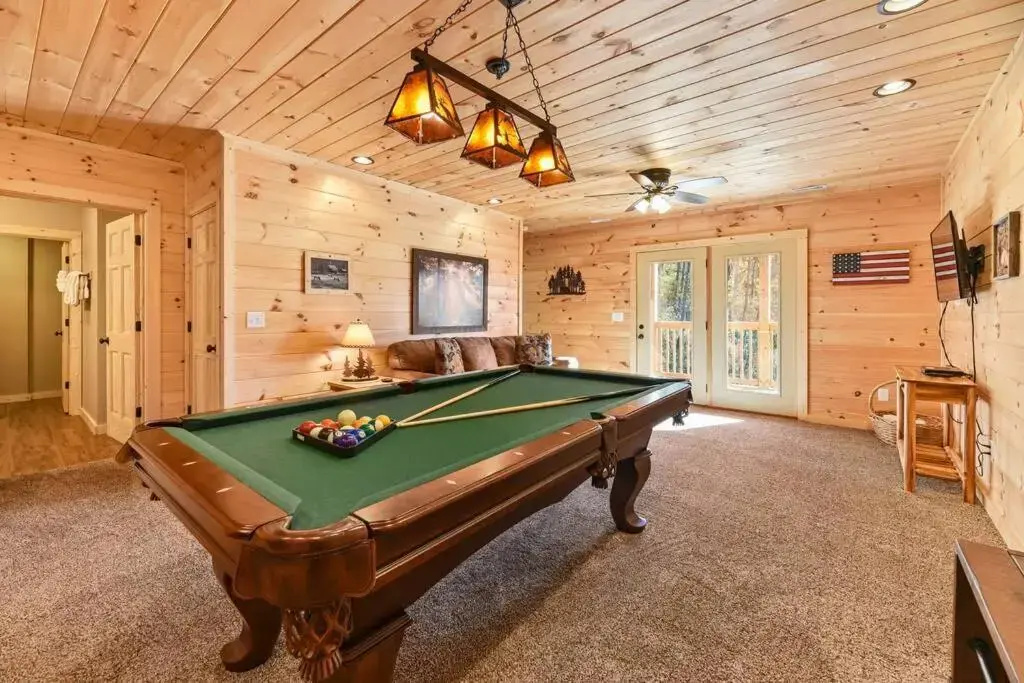 Walnut Ridge Cabin. Sleeps 7-11! Hot tub, pool table, minutes to downtown Gatlinburg!
