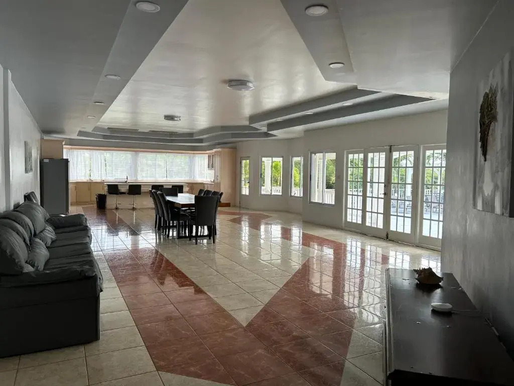Luxury 5BD Villa - Massive Pool & Outdoor Vibe