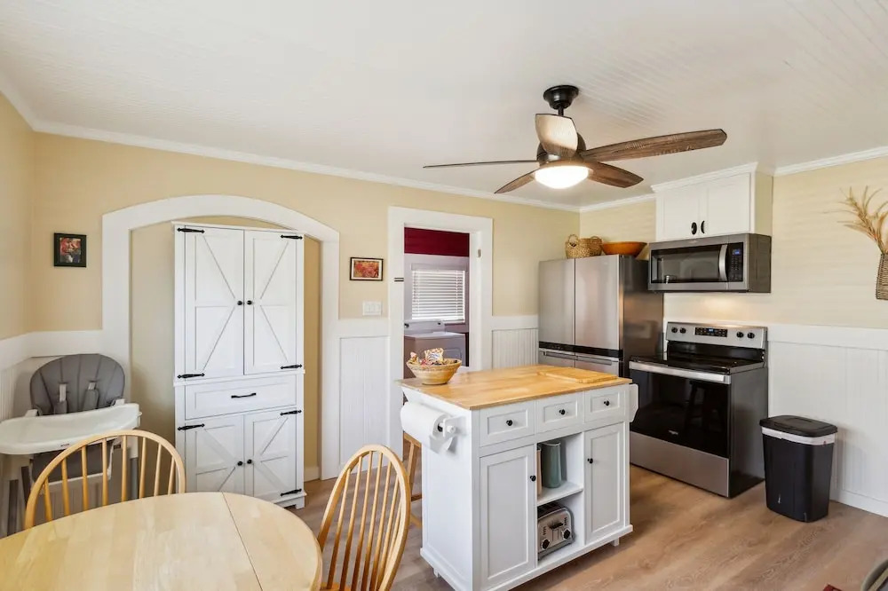 Charming Downtown Mccloud Retreat 2 Bedroom Home by RedAwning