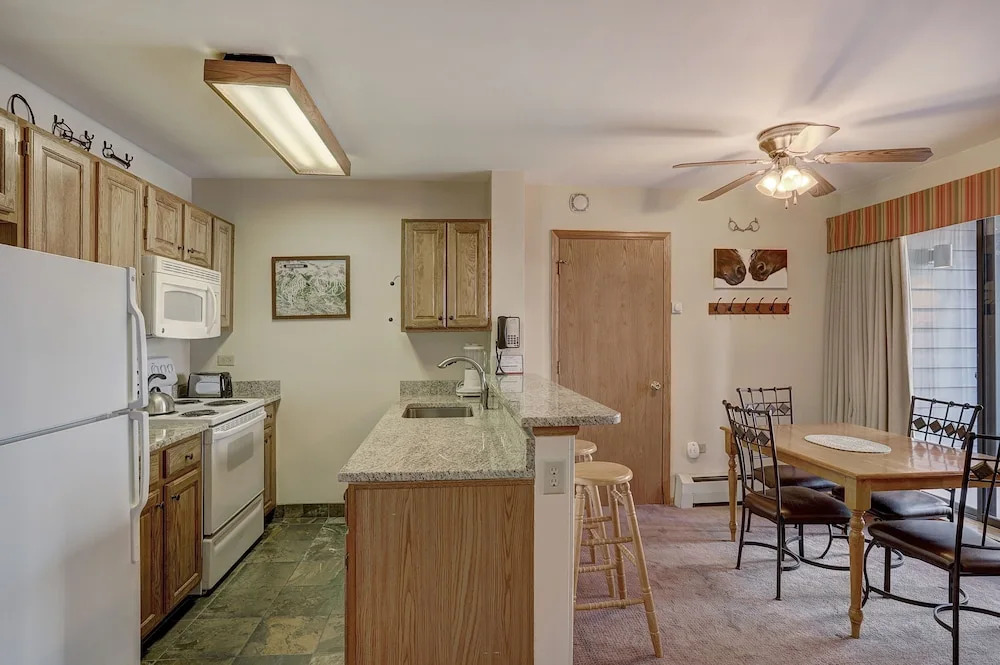1br Cozy Winter Hideway- Walk To Apres, Shops, Fun- Sleeps 6 1 Bedroom Condo by RedAwning