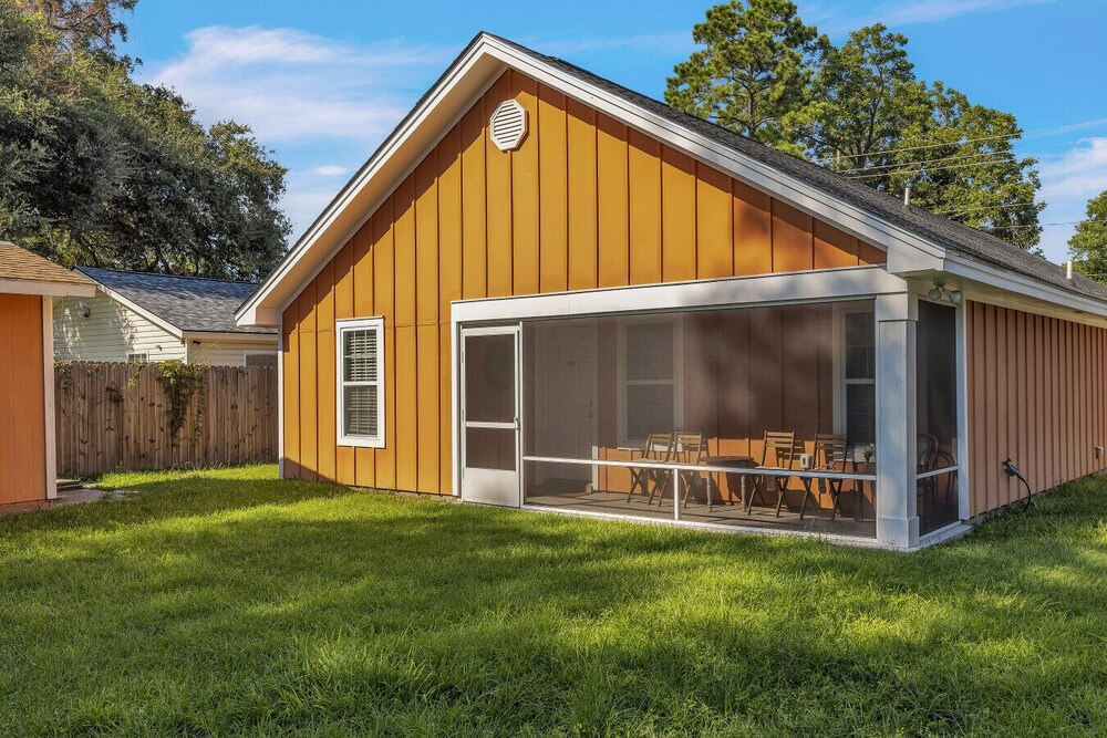 Great Downtown 4BR 8 Beds + Foosball Fun