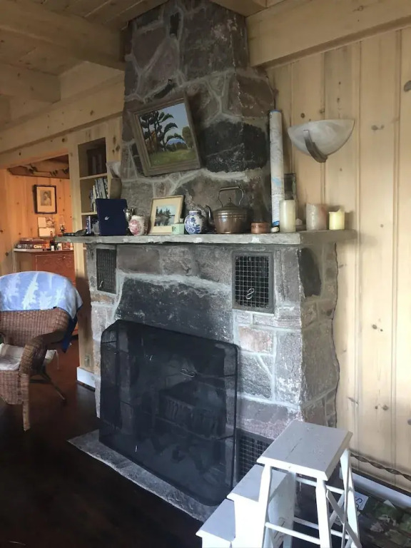 Blueberry Point A Classic Lake Joseph family cottage on a 900 ft peninsula