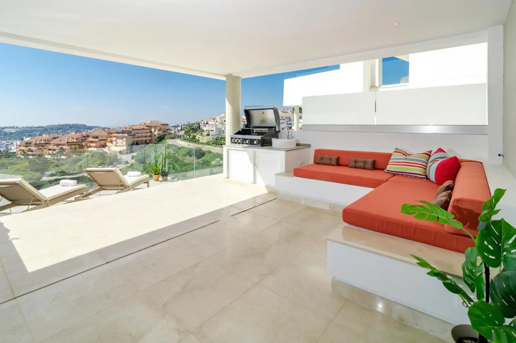 LMR- Luxury apartment, private pool. Families only