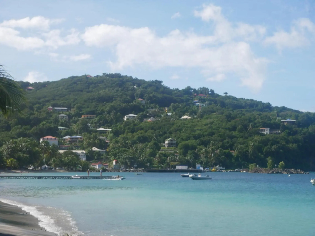 duplex, 2 bedrooms, 2 couples sea view overlooking the village of DESHAIES