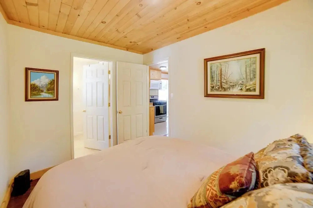 Golf & Hike: Cobb Mountain Cabin in Scenic Forest