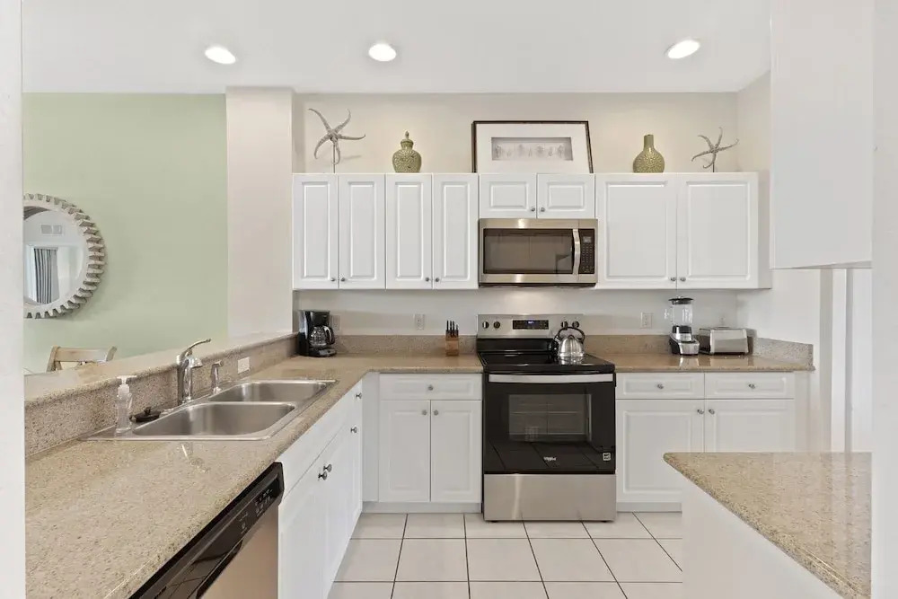 Genoa Vacation Rental: Stylish 2-BR Condo with Golf & Lake Views. Resort-Style Pool, Hot Tub, and Easy Access to Championship Golf. Minutes from Naples Beaches, 5th Avenue S, and Marco Island