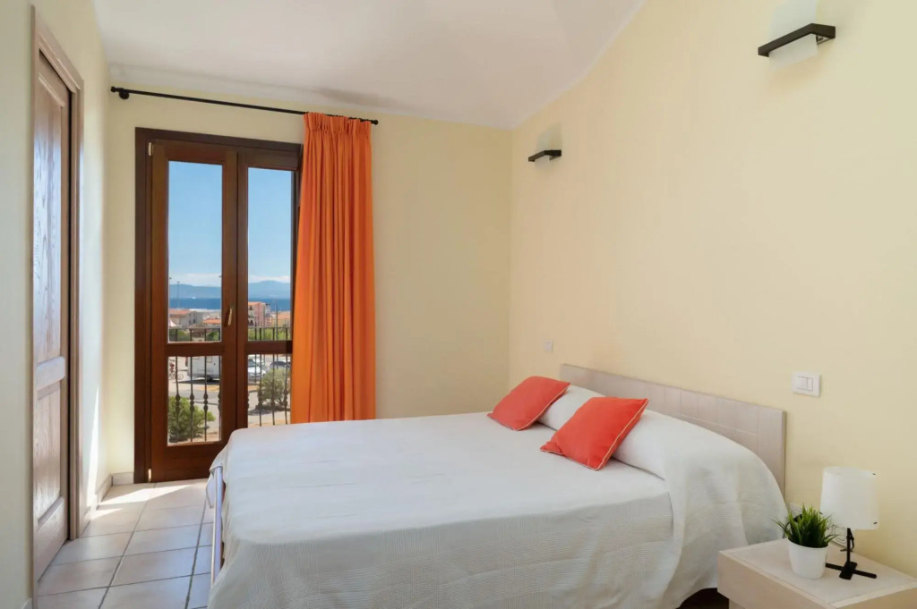 Apartment with a sea view, has 2 bedrooms: one double with en-suite bathroom and one triple with a F-CALA MORESCA