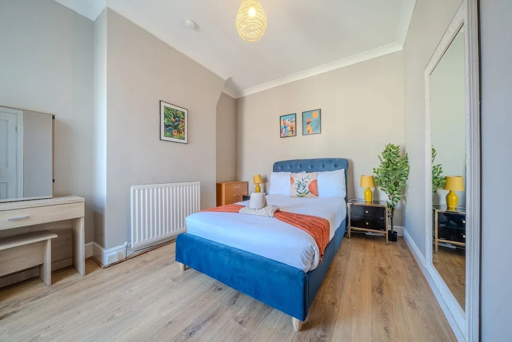 Sleeps 6 Spacious 3 Bed House w/ Free Parking