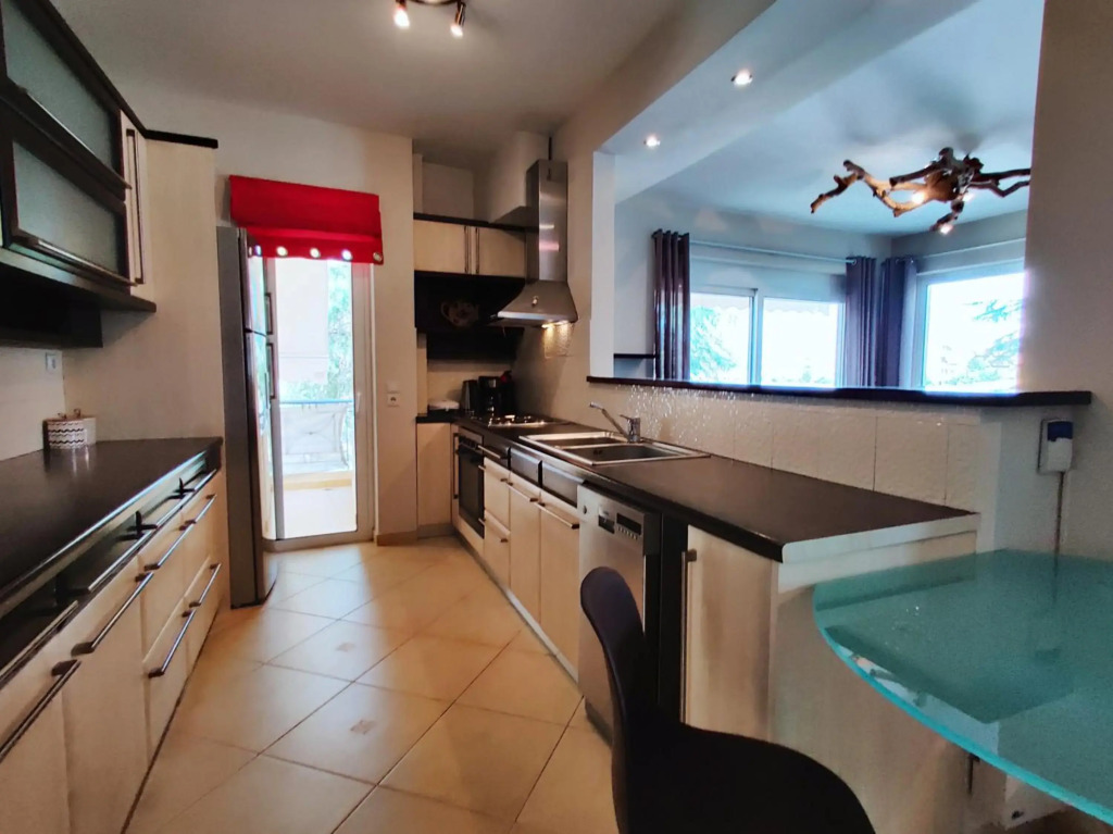Quiet luxury apartment near city center and port