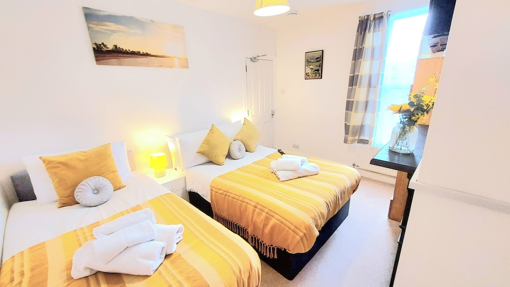 5Br House-sleeps12-garden-familyfriendly