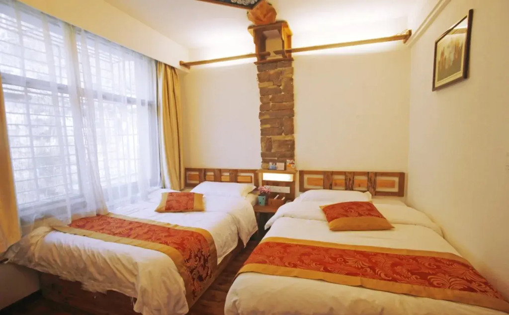 Destination Youth Hostel-Walk 5 minutes to east entrance of national park,Coffee,Book tickets,Laundry service,Experienced tour guide service