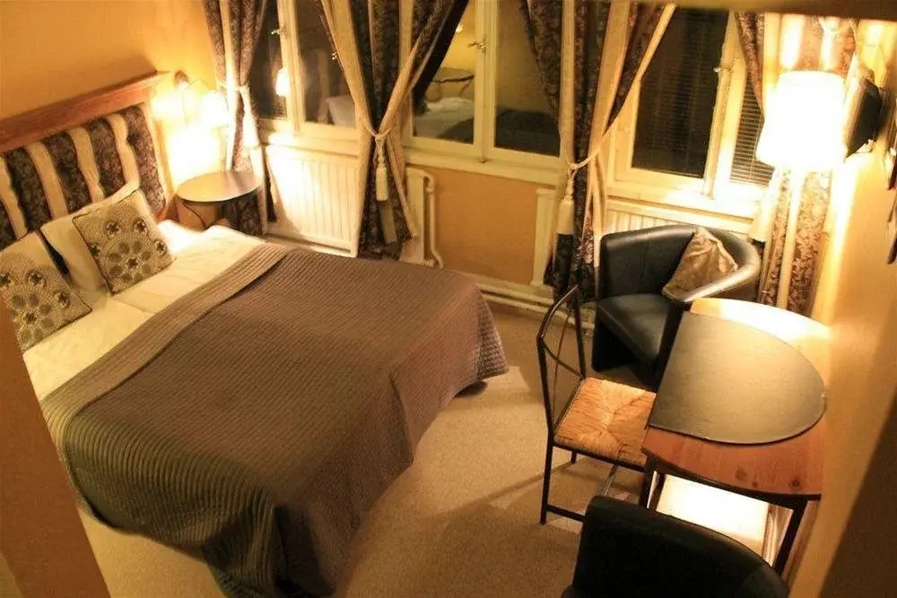 Colonial Hotel