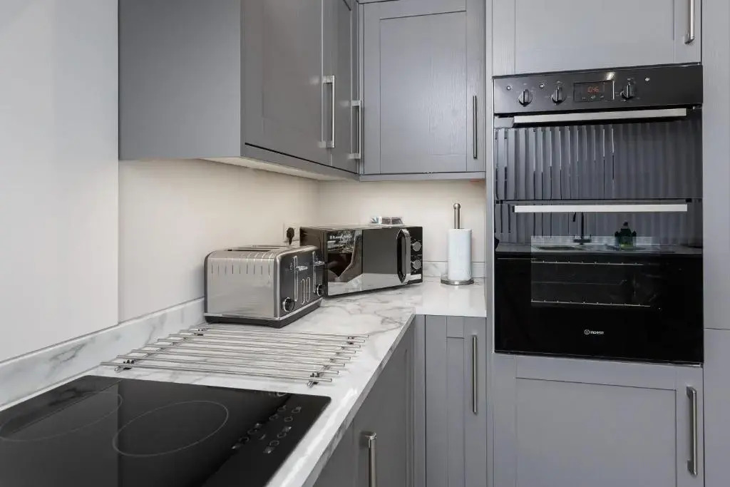 Oliverball Serviced Apartments - Castle View - Port Solent Stunning Waterfront House