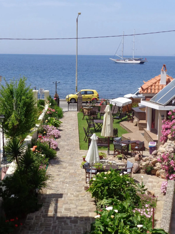 Niki Studios Sea - Front