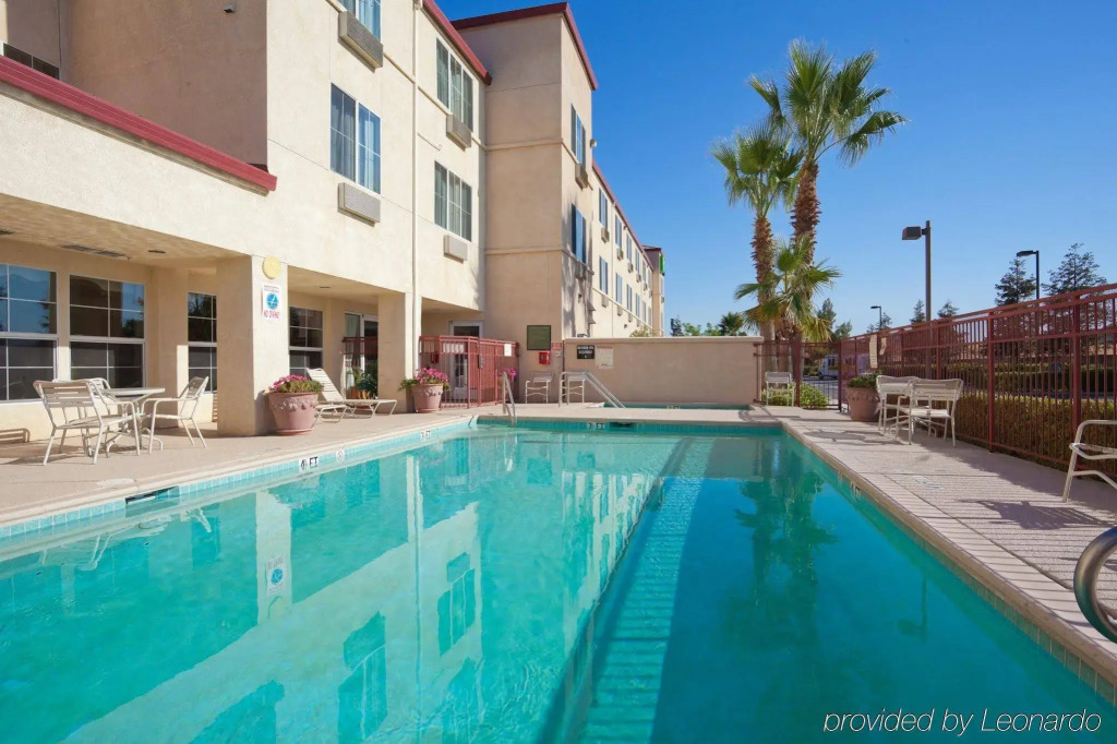 Holiday Inn Express & Suites Tracy by IHG