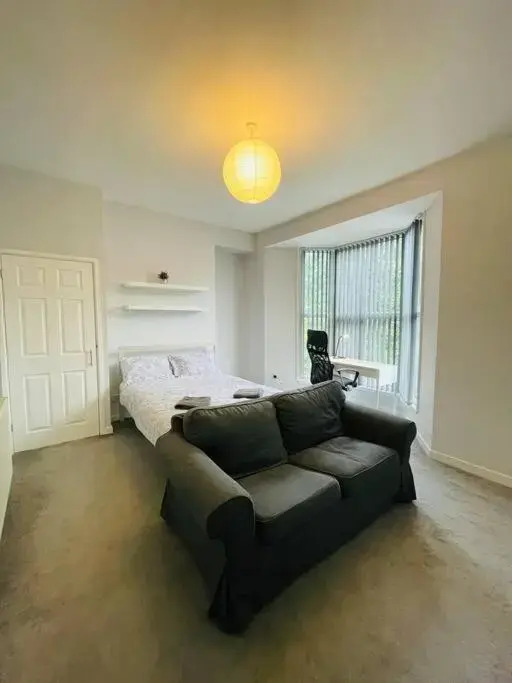 Modern 6 bedroom 5 min walk to beach & restaurants