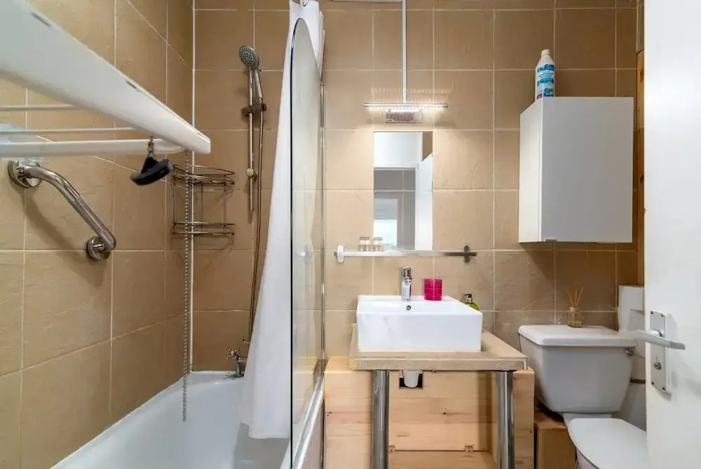 Amazing 2 Bedroom Flat in East London, Fits 5