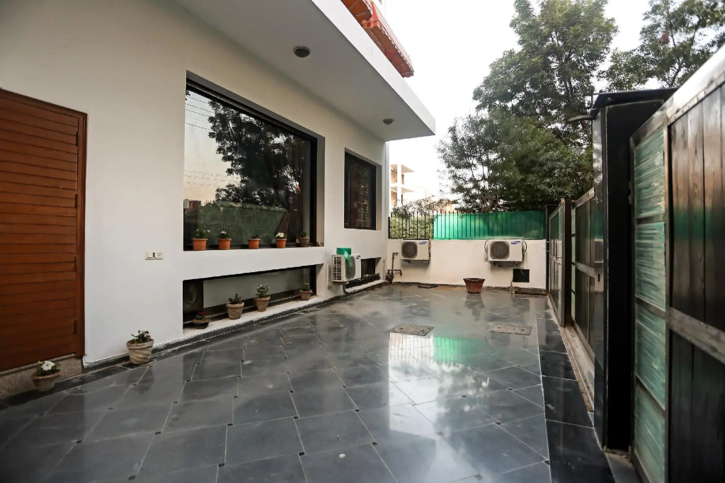 OYO 8337 DLF Phase 4