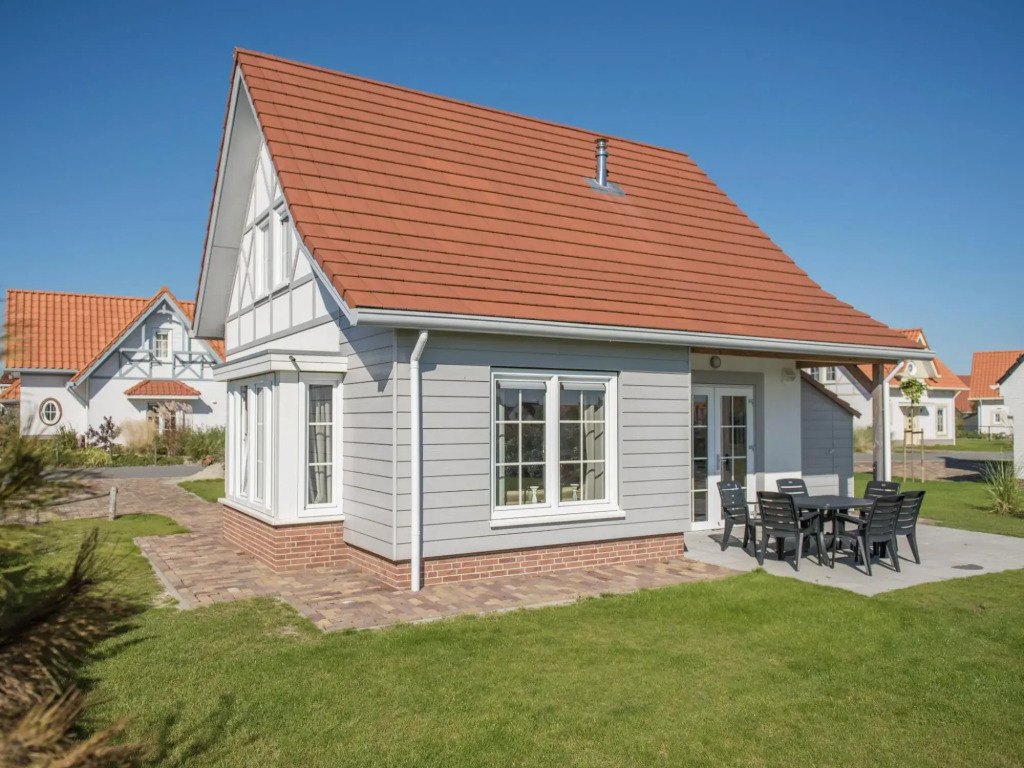 Detached villa with 2 bathrooms, beach at 400m.