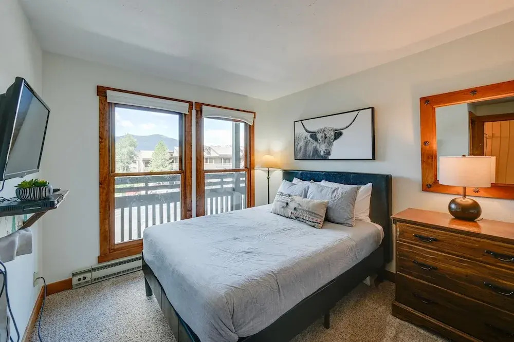 Upscale Condo w/ Balcony < 1/2 Mi to Ski Resort