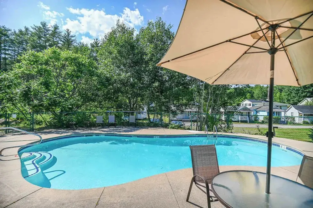 Cozy Cottage w/ Pool, BBQ and Outdoor Seating!