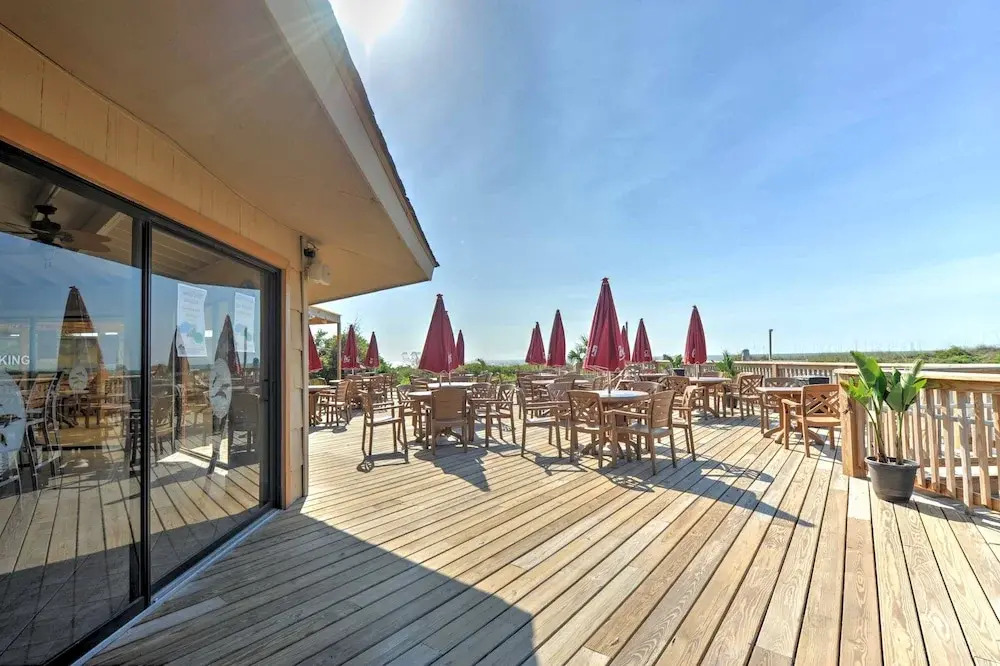 Resort Condo: Pools, Gym, Bar & Beach Access!