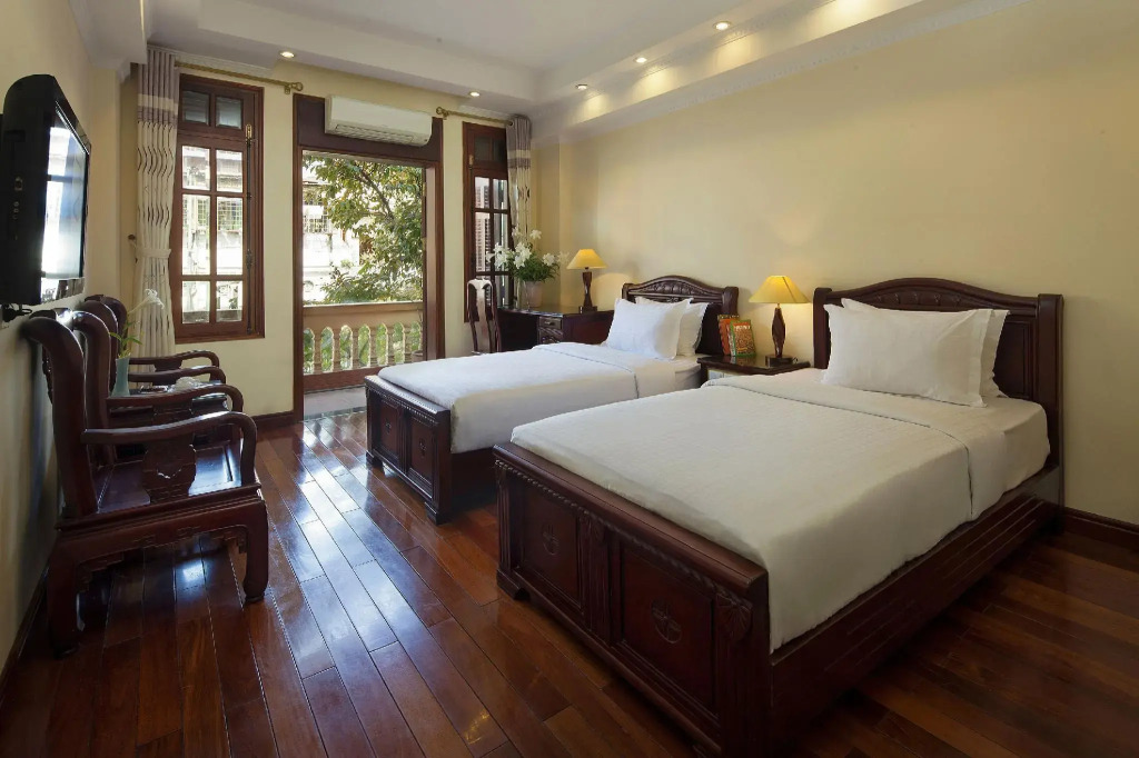 Lucky 3 Hotel & Travel
