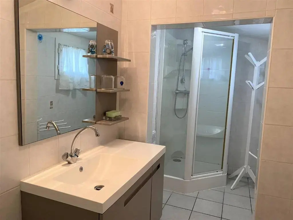 Maison à Perros-Guirec avec WIFI, proche centre-ville et plage, cour fermée, parking privé - FR-1-368-324