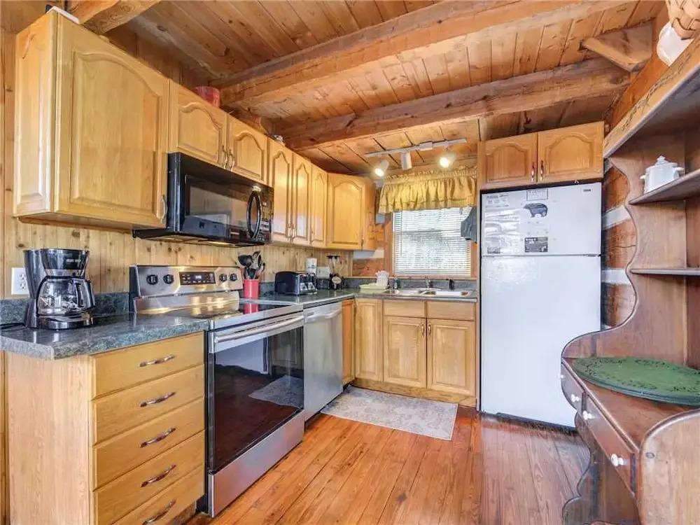 Bear Cave Haus  2 Bedroom Home with Hot Tub