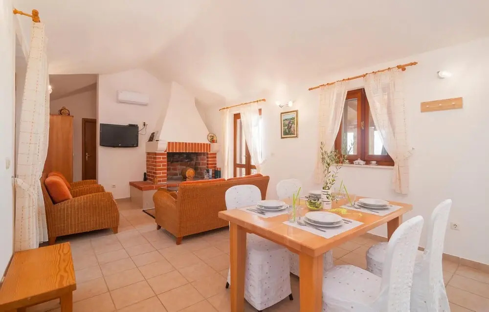 Amazing Home in Sutivan With 2 Bedrooms, Wifi and Private Swimming Pool